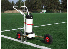 Pihustiga jalgpalliväljaku joonemasin