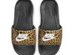 Plätud Nike Womens Victori One Slide Print must/leopard